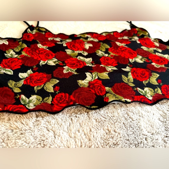Chic Rose Print Crop Top - Picture 3 of 5
